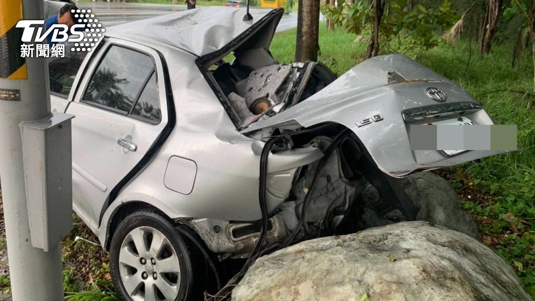 死亡車禍!轎車不明原因失控逆向撞休旅車 車尾全爛人亡
