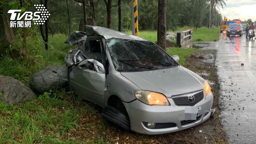 轎車駕駛送醫後死亡。(圖/TVBS)