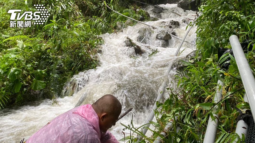 暴雨狂灌阿里山!山美村飲用水遭沖毀 居民冒險涉水搶修