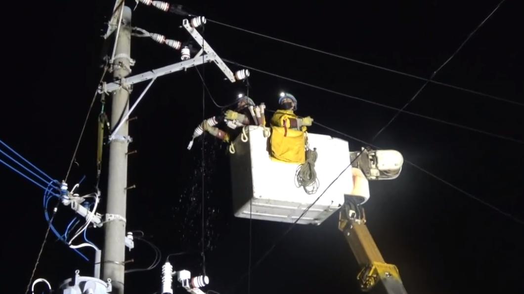 趁著卡努颱風短暫離開的時間，電力公司維修人員趕緊搶修，但至今仍有許多住戶的電力供應中斷。（圖／翻攝自沖繩電力株式會社推特）