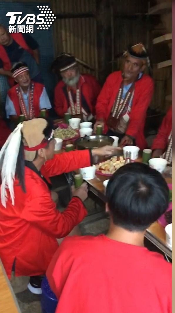 小米祭遇到颱風天,鄒族族人們只能聚在一起守護家園。(圖/TVBS)