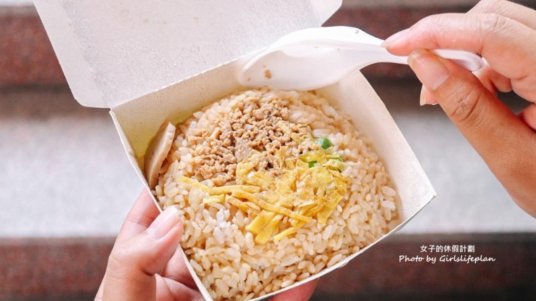 米飯淋上醬油,鋪上蛋絲、肉燥和青豆,再放黑輪片。(圖/女子的休假計劃提供)