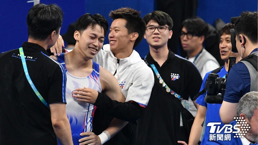 圖輯/體操鞍馬中華隊摘金奪銅 李智凱、蕭佑然相擁