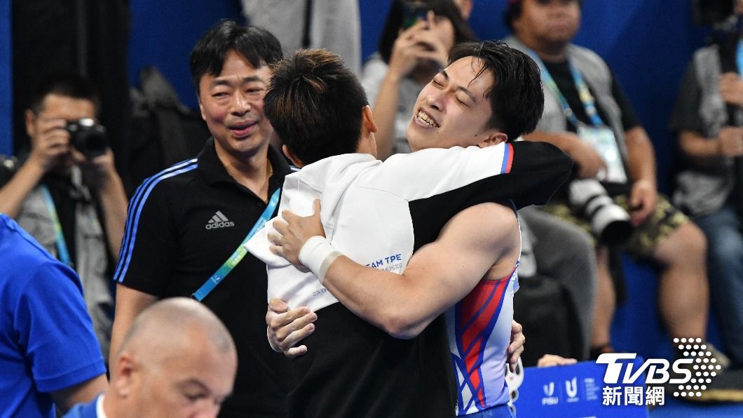 世大運鞍馬中華隊金銅兩牌入袋,教練選手歡喜慶祝。(圖/胡瑞麒攝)
