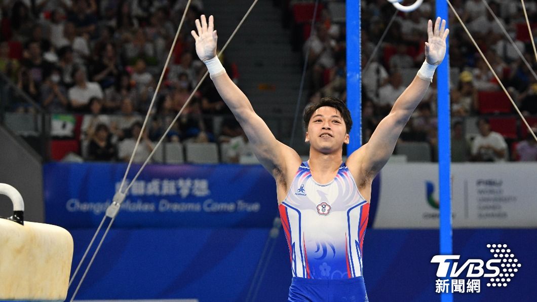 世大運鞍馬中華隊金銅兩牌入袋,教練選手歡喜慶祝。(圖/胡瑞麒攝)