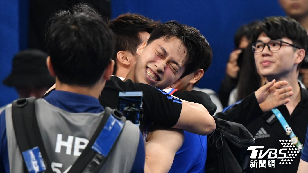 世大運鞍馬中華隊金銅兩牌入袋,教練選手歡喜慶祝。(圖/胡瑞麒攝)