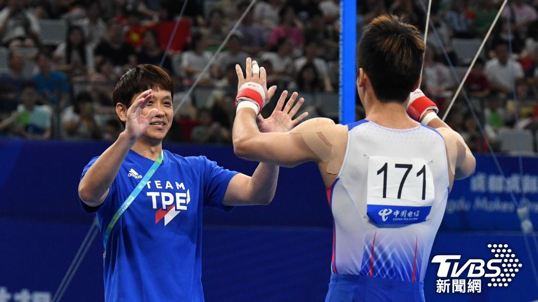 世大運鞍馬中華隊金銅兩牌入袋,教練選手歡喜慶祝。(圖/胡瑞麒攝)