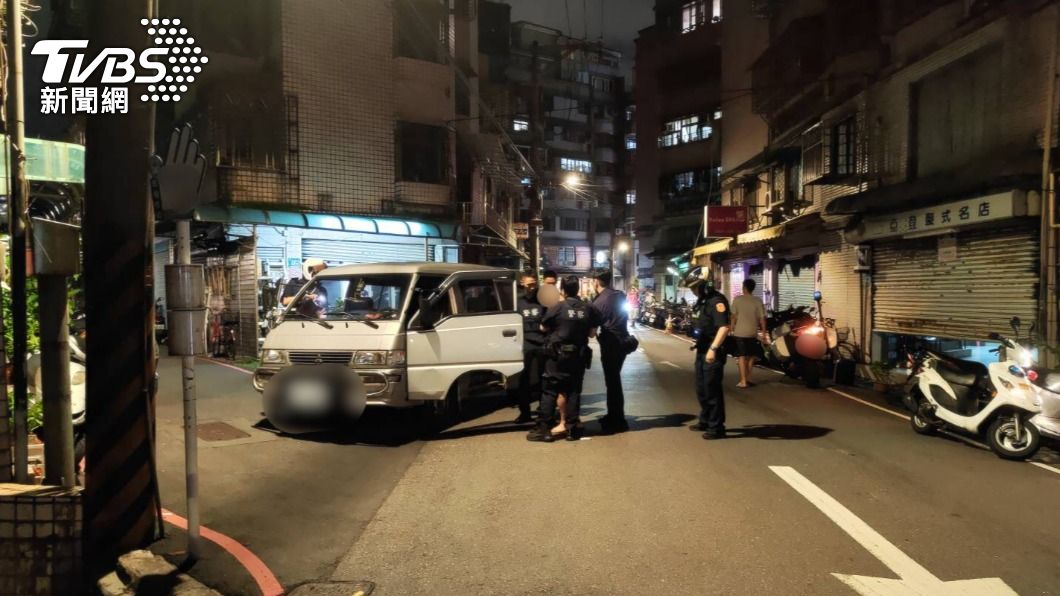 線上警力及時攔截肇事逃逸的洪姓駕駛。（圖／TVBS）