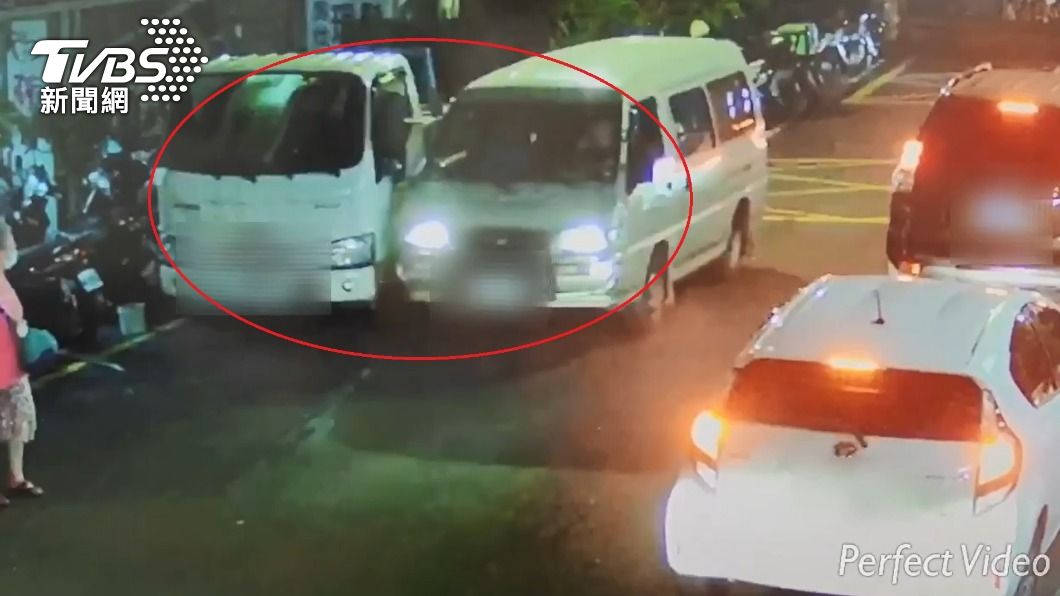 洪男酒駕沿路擦撞路邊車輛，還差點撞上行人。（圖／TVBS）