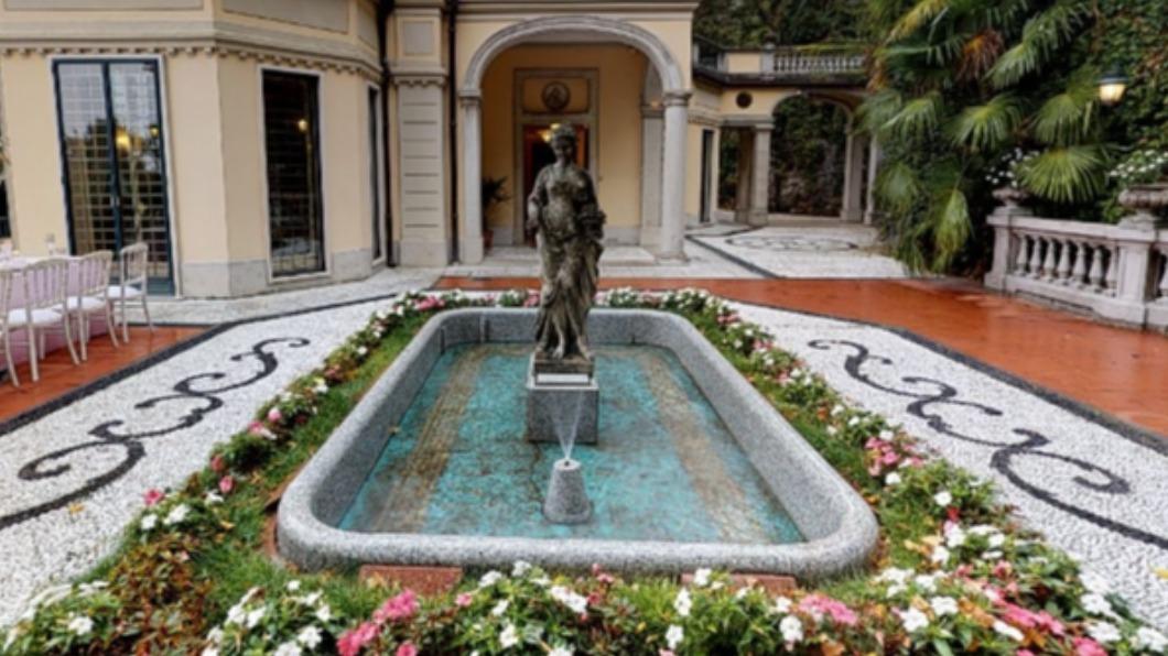 「多米娜」佇立在噴池中央。（圖／翻攝自Villa Aleco官網）