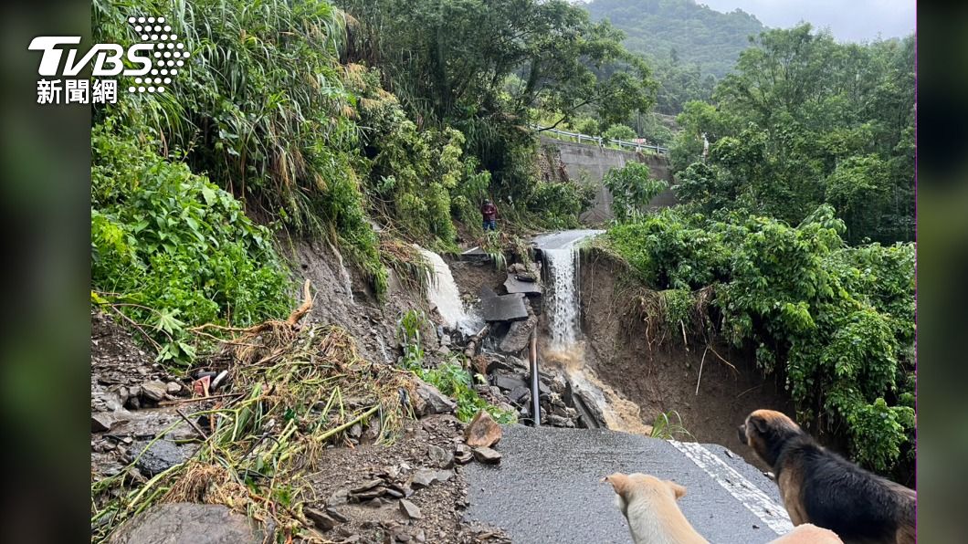 春陽溫泉因為豪雨沖刷,路基坍方道路中斷變成孤島。(圖/居民提供)