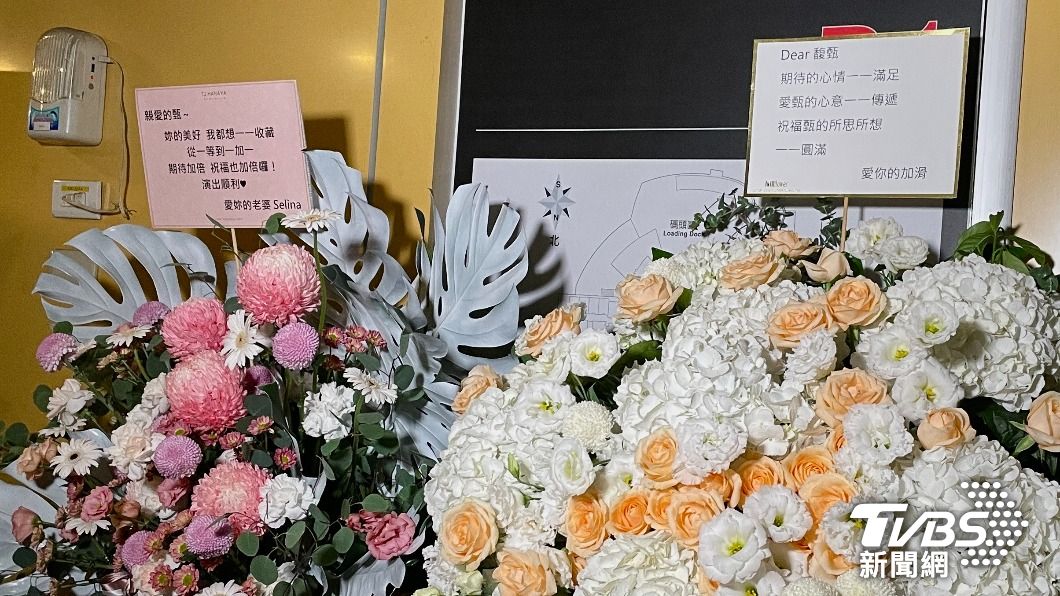 Selina以及Ella首場並未現身,但祝賀花籃沒有少。(圖/黃城碩攝)
