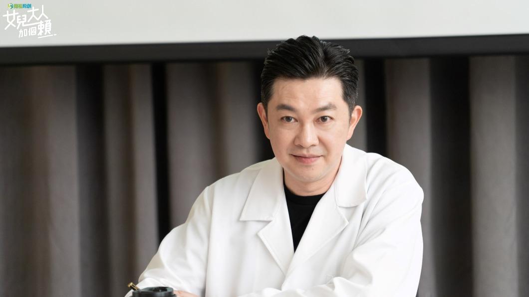 李明川客串拍戲「迎接震撼教育」　他大讚：被造型師耽誤的演員