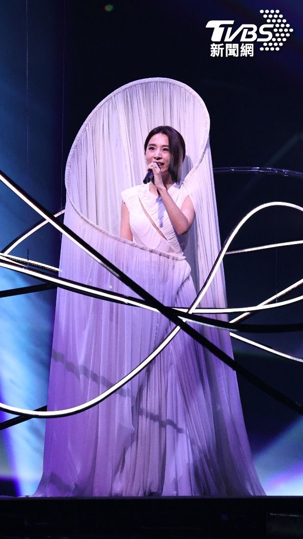 田馥甄的開場造型仙氣中又帶有莊嚴氛圍,更有歌迷形容像觀世音菩薩登場。(圖/張哲鳴攝)