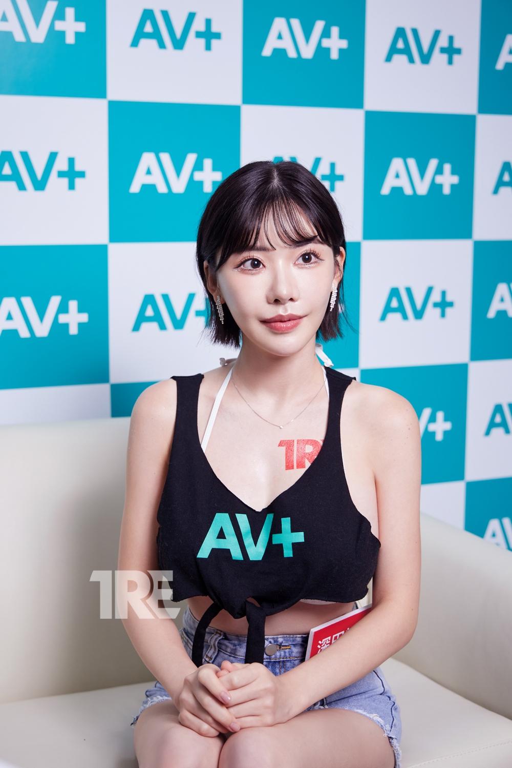 得知台灣有不少女孩投入成人片產業,深田詠美也給了建議。(圖/TRE提供)