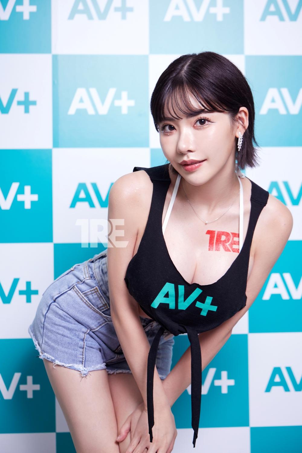 擠出傲人事業線也是深田詠美的基本款動作。（圖／TRE提供）