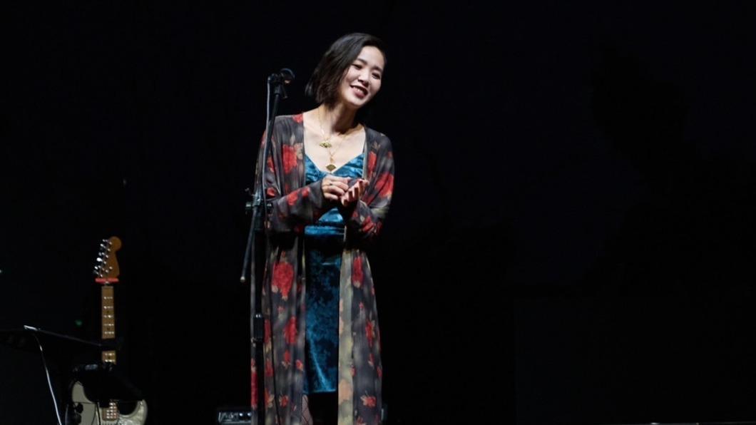 安溥頸椎破裂首開唱 美胸長腿全都露卻自嘲「沒有溝」