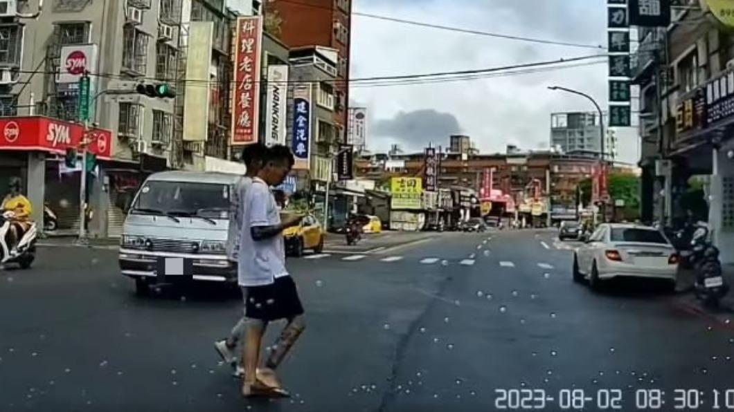 2人的「霸王行徑」讓所有車輛皆急煞禮讓，引發網友們熱議。（圖／翻攝自「爆怨2公社」臉書）