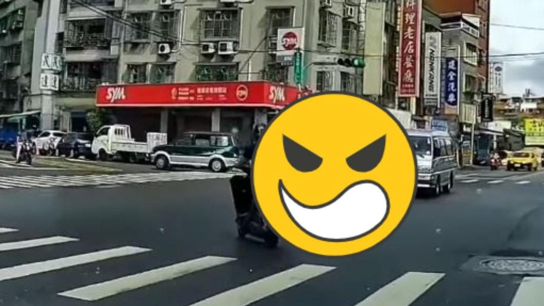 闖紅燈又不走斑馬線!「霸王行人」過馬路爽滑手機 全車傻眼急煞