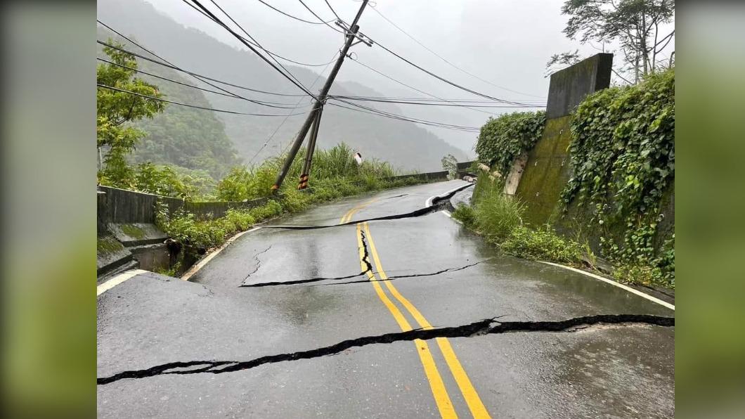 彷彿921再現!暴雨襲擊南投「道路斷四截」 電線桿搖搖欲墜