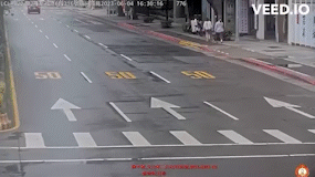 行人地獄再現!過馬路險遭左轉車撞飛 孕婦狠瞪駕駛