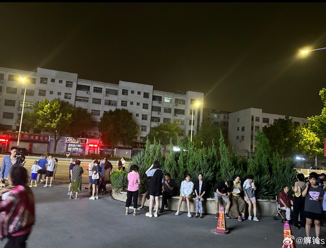 德州市不少民眾在地震發生後都跑到馬路上避災。(圖/翻攝自微博 @中国新闻网)