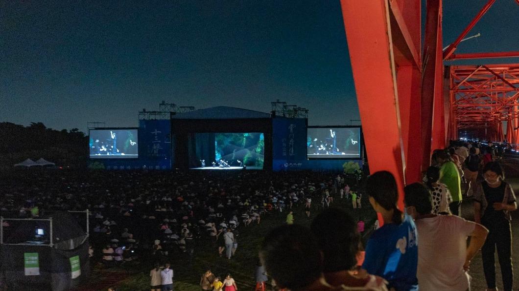 雲門西螺大橋旁草地公演　近萬鄉親看生猛十三聲