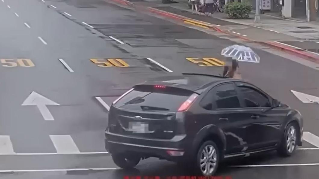 孕婦險被撞上,連忙跳開。(圖/翻攝wowtchout - 地圖型行車影像分享平台)