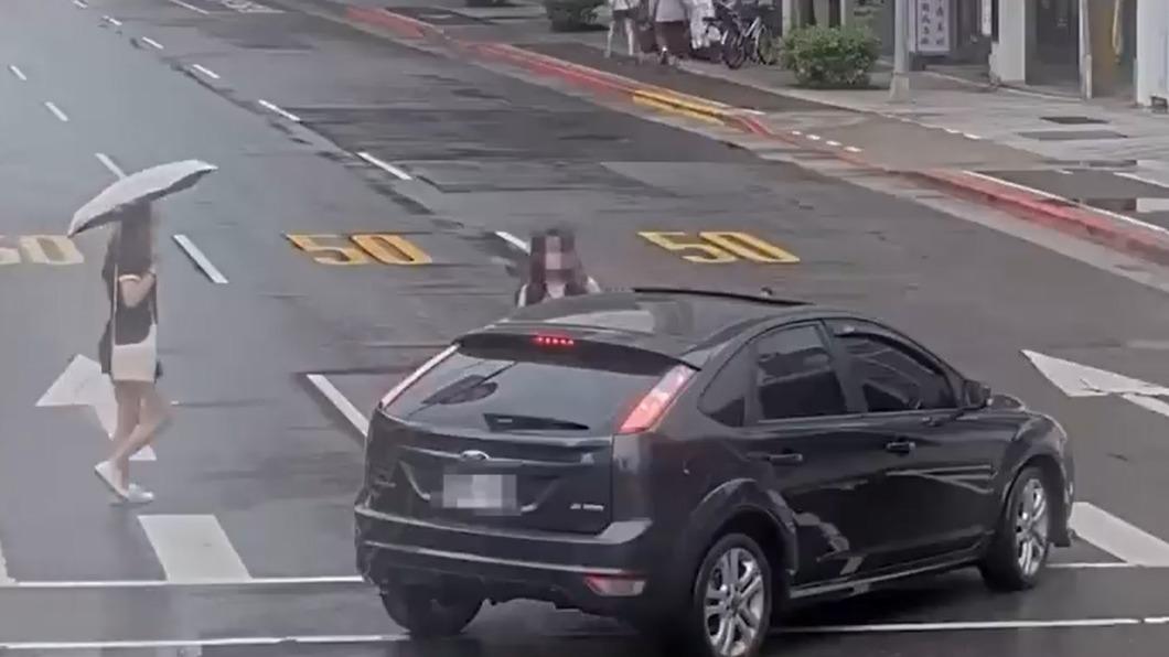 孕婦險被撞上,狠狠盯著駕駛。(圖/翻攝wowtchout - 地圖型行車影像分享平台)