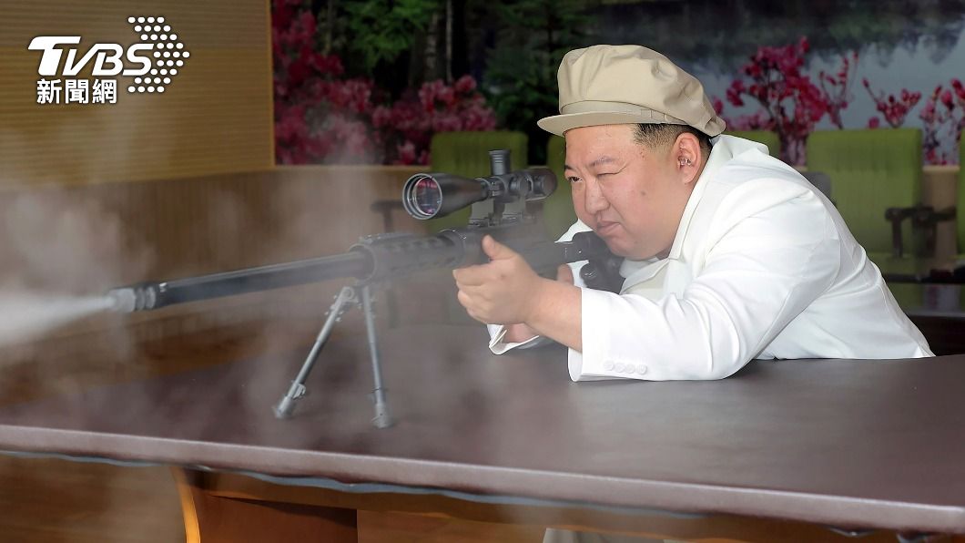 警告美韓軍演?金正恩巡視北韓兵工廠 親自「試射步槍」