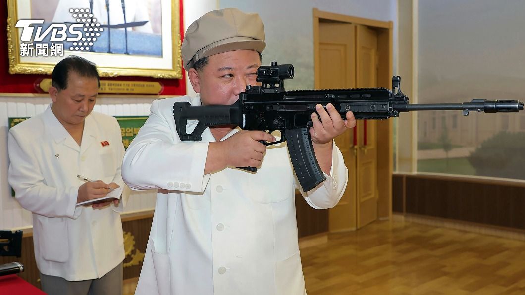 金正恩視察國內主要兵工廠,強調「備戰所需武器裝備現代化」重要性。(圖/達志影像美聯社)