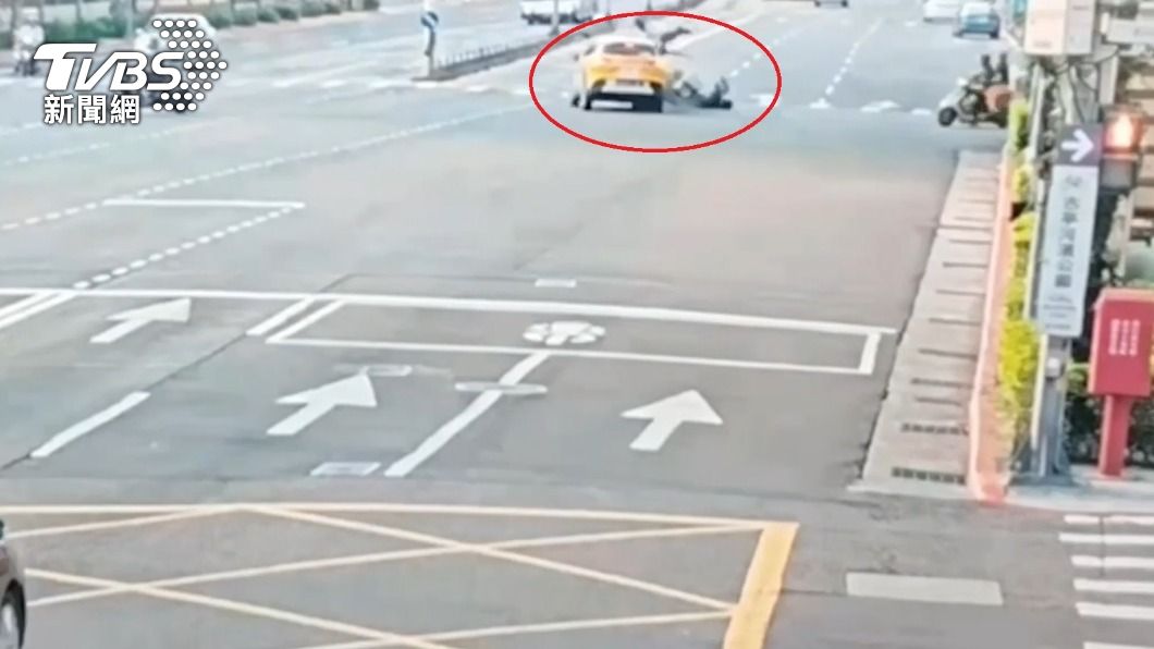 計程車闖紅燈撞上雙載機車。（圖／TVBS）