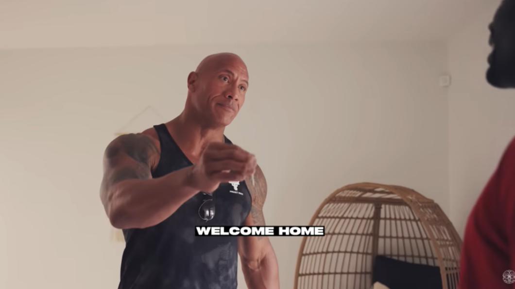 巨石強森在邁阿密買一棟房,將其送給巴戈。(圖/翻攝自TheRock YT頻道)