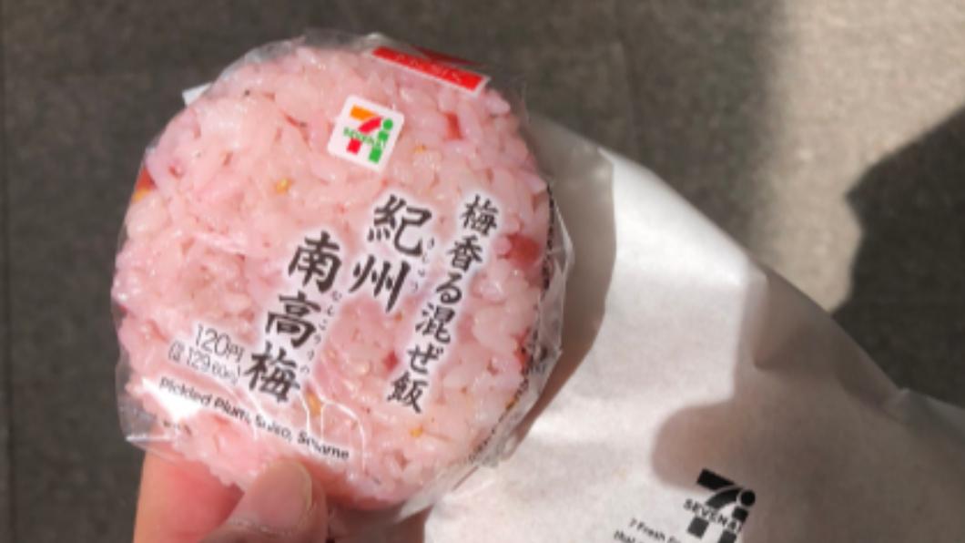 日本7-11緊急召回近2千個梅子飯糰。（圖／翻攝自推特@white_space8）