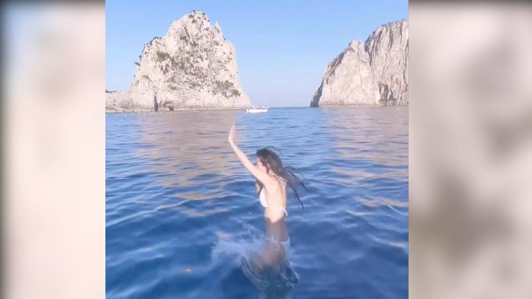 Angelababy身穿比基尼跳海畫面，大秀纖腰長腿。（圖／翻攝自微博）