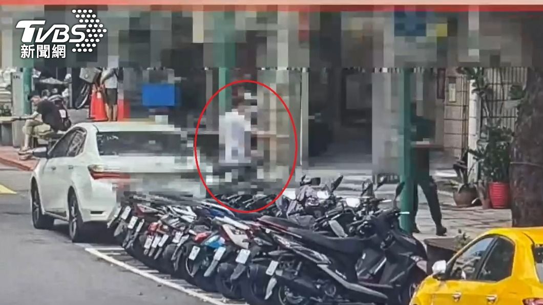遭搶的王姓被害人追出車外。(圖/TVBS)