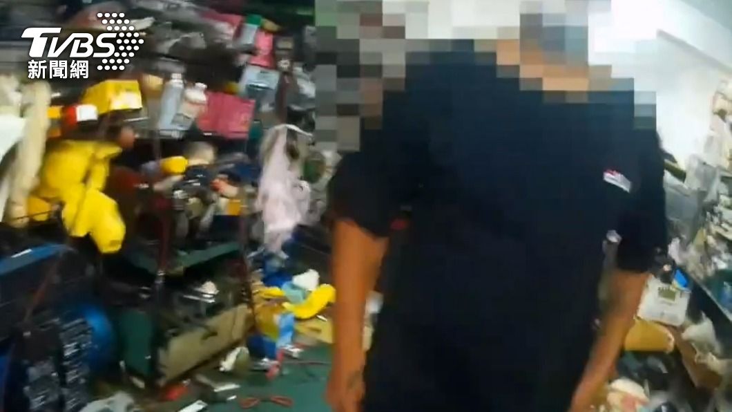 明明就想開溜!女友嬌喊「他沒要跑」下秒毒品犯推警狂奔