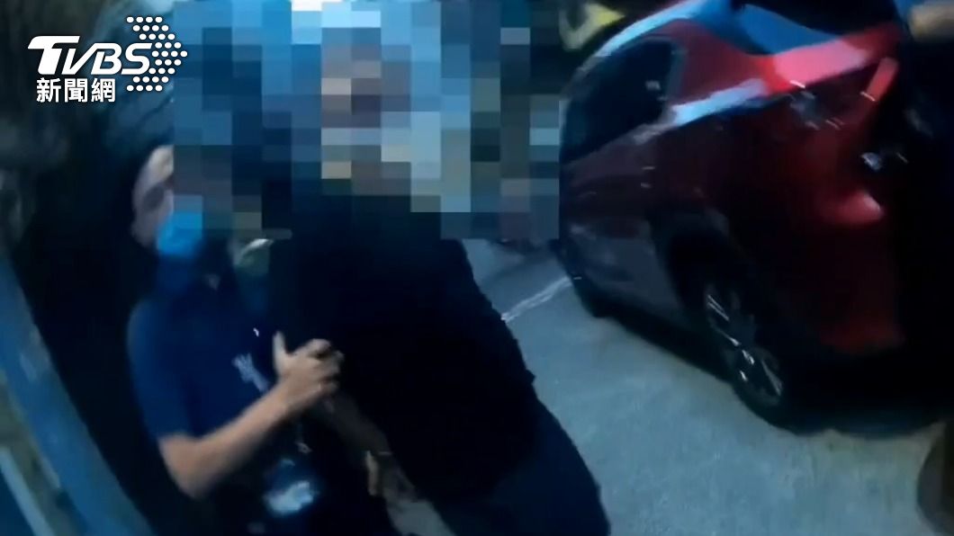 男子狂奔後遭警上銬逮捕。(圖/TVBS)