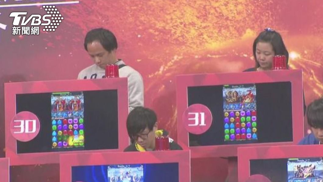 有網友說明,神魔之塔曾紅到全車都在玩。(圖/TVBS資料照)