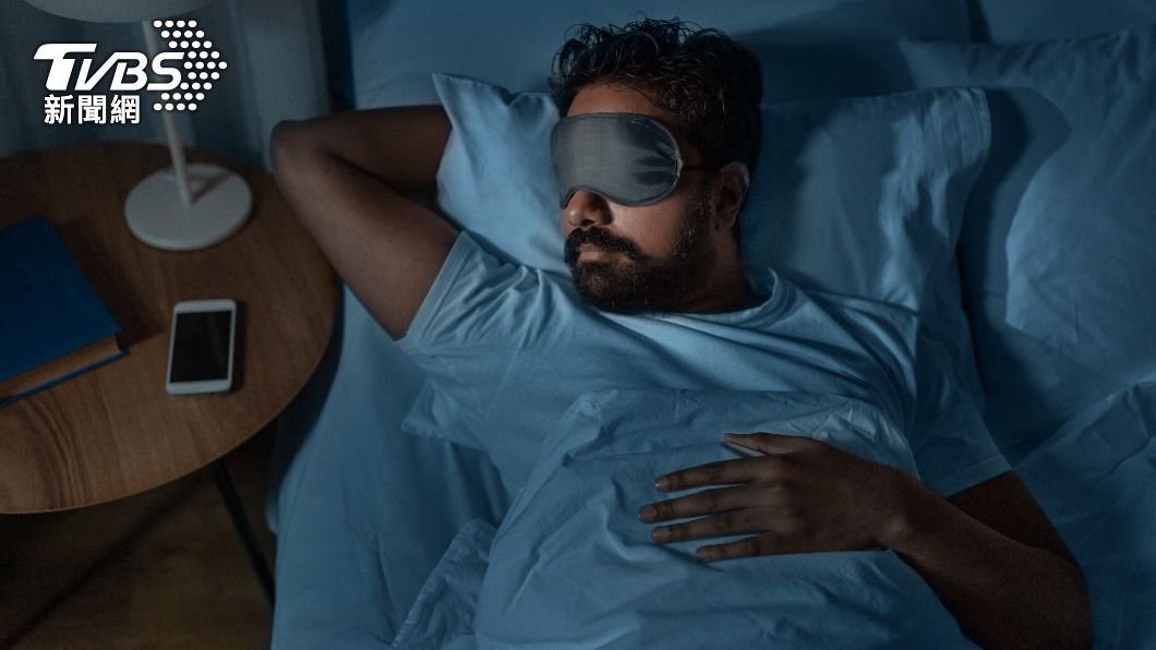 王思恒強調改善睡眠品質得確保臥室黑暗涼爽。(示意圖/shutterstock達志影像)