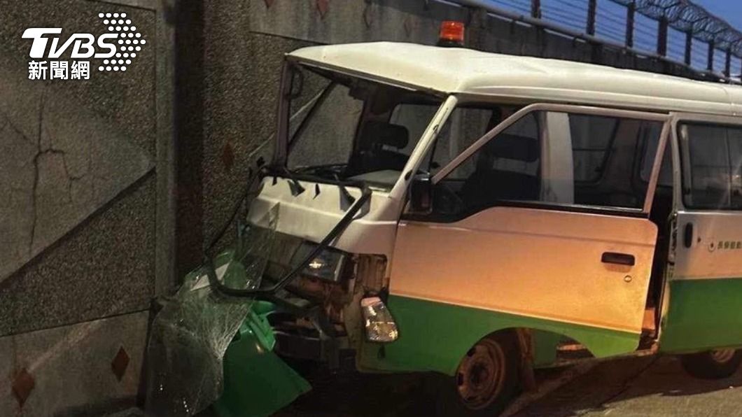 桃機一航廈,又有長榮航勤的一台小貨車自撞,造成兩人送醫。(圖/讀者提供)