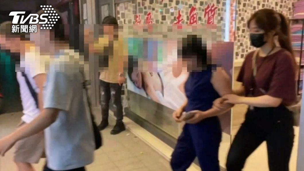 女按摩師看不出來已50歲了。(圖/TVBS)