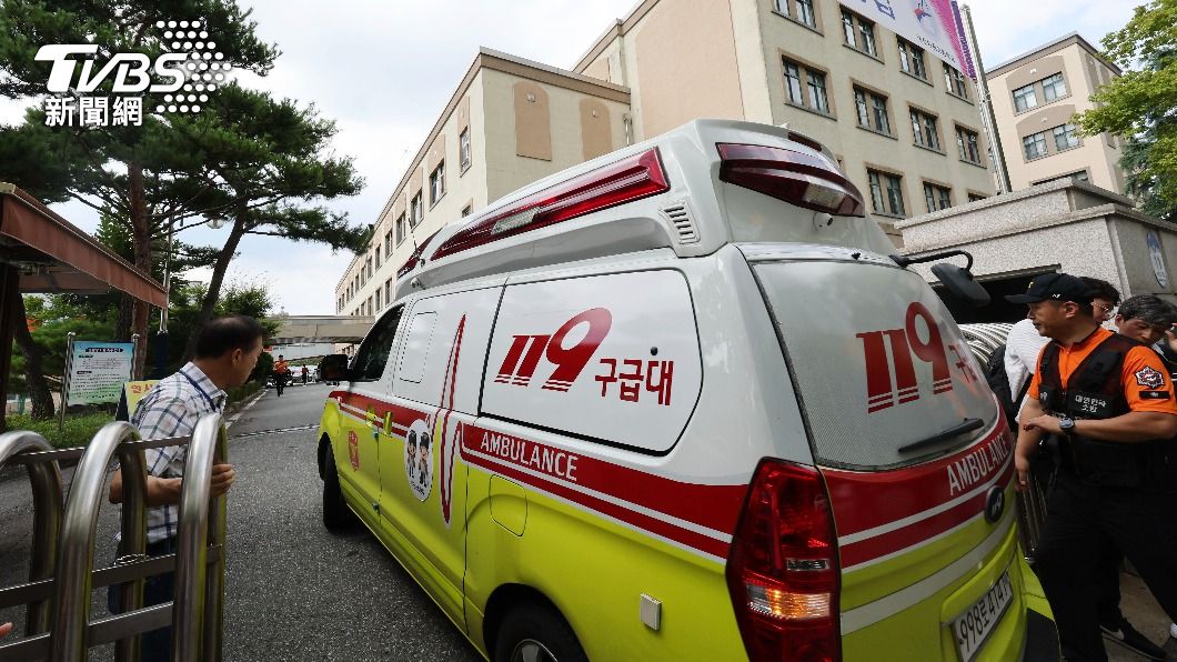 韓國京畿道3日發生隨機砍人案,犯人用車衝撞人群後,持刀在百貨公司隨機砍人。(圖/達志影像美聯社)