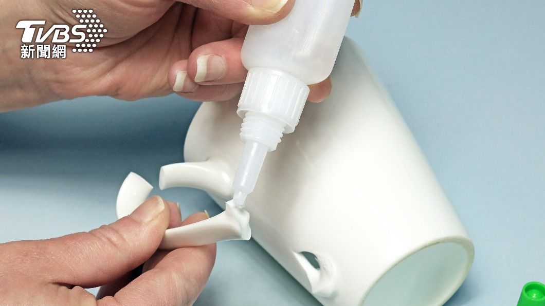 誤將3秒膠當成眼藥水的案例並不少見。(示意圖/Shutterstock達志影像)
