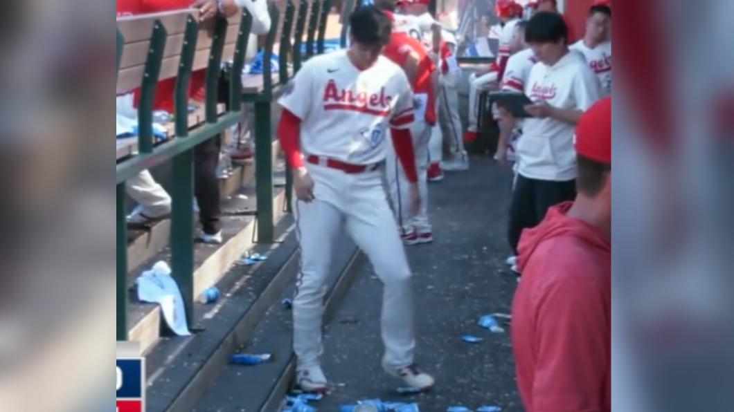 大谷「用腳整理球員丟棄的紙杯」。(圖/翻攝自 推特@ShoTime_News)