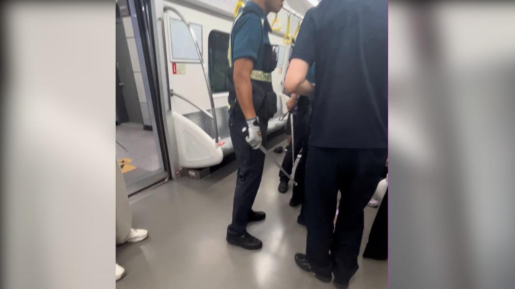 警消人員進入列車內進行調查。（圖／翻攝自@zaynothniel推特）
