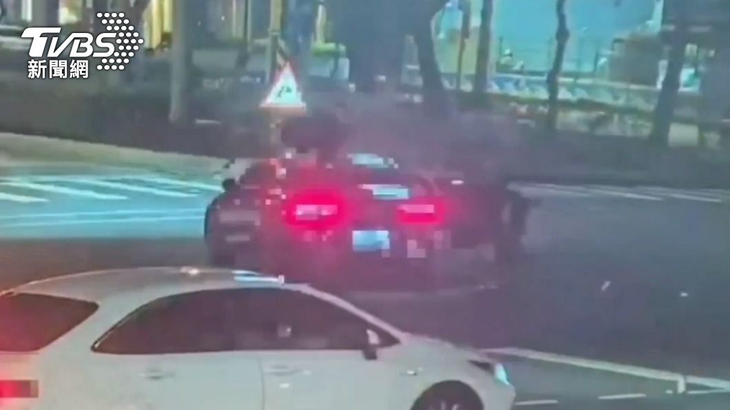 有片/疑未等左轉燈亮!賓士貴婦轉彎碰撞機車 男大生不治