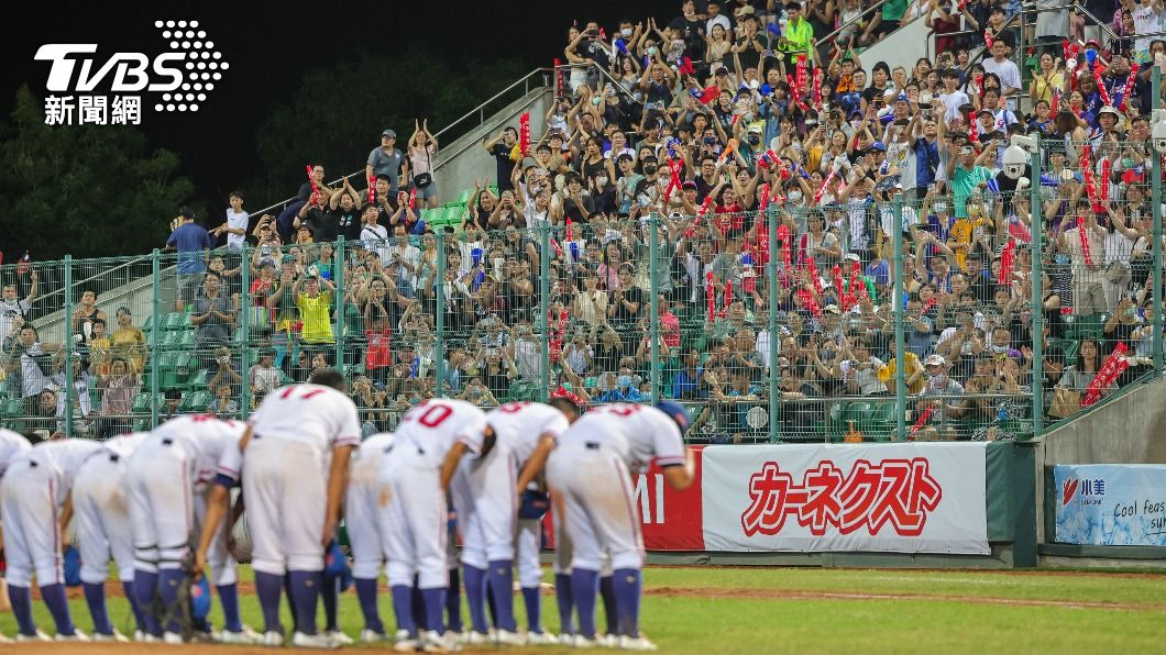 U12世界盃中華隊小將向球迷鞠躬致意。（圖／中央社）
