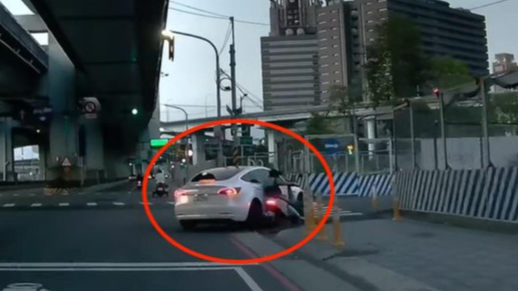 誰肇責大?特斯拉「右轉燈打10秒」仍擊落直行機車 網掀論戰