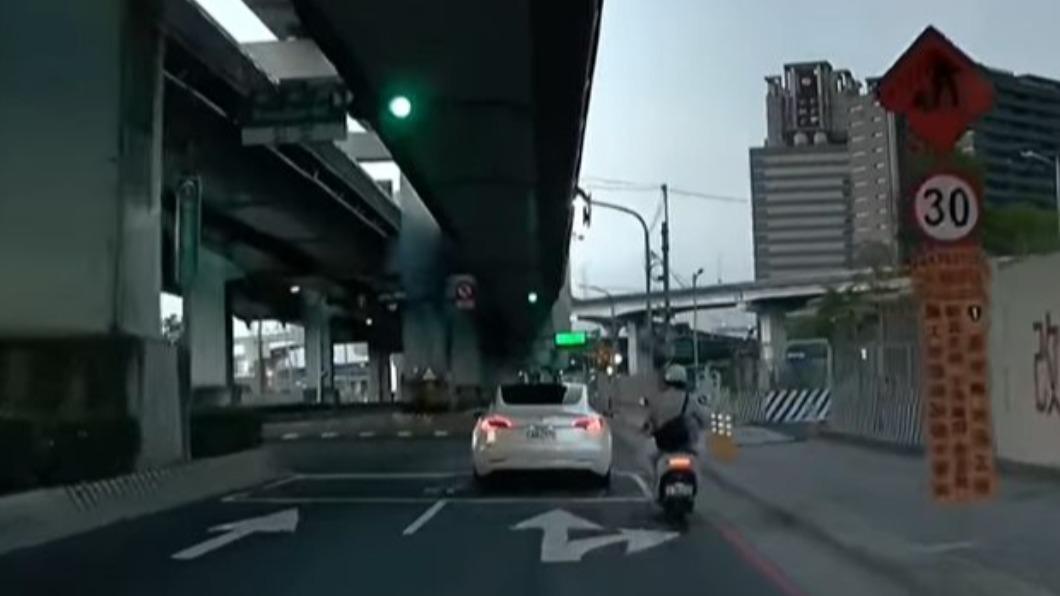 特斯拉右轉擊落直行機車。(圖/翻攝自臉書社團)